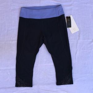 Lulu Tight Stuff Crop. NWT. sz6.